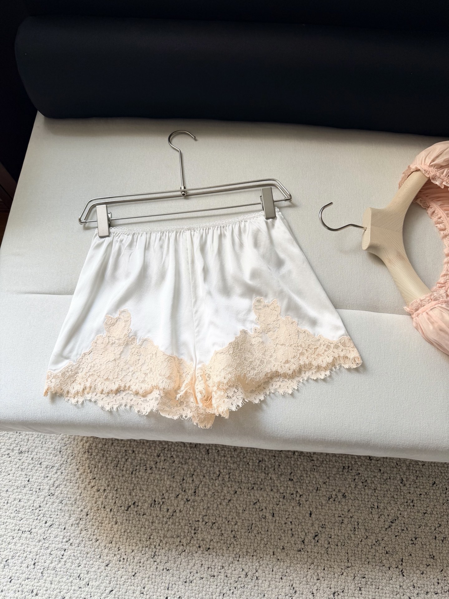 丝饰边真丝短裤✨IONA经典百搭蕾丝拼接真丝短裤，Iona lace-trimmed silk shor