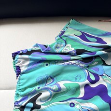 斗篷式宽松衬衫✨100%真丝面料、披肩式剪裁搭配可调节系带,抽绳腰身、可调节下摆,尽显优雅气质,活力四射 斗篷式宽松衬衫✨100%真丝面料、披肩式剪裁搭配可调节系带,抽绳腰身、可调节下摆,尽显优雅气质,活力四射