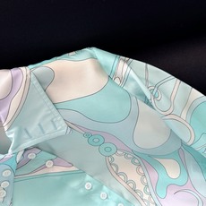 真丝印花衬衫✨100%重磅斜纹真丝、饰有标志的“Orchidee”印花遍布全身,短身裁剪,可搭配系列半裙 真丝印花衬衫✨100%重磅斜纹真丝、饰有标志的“Orchidee”印花遍布全身,短身裁剪,可搭配系列半裙