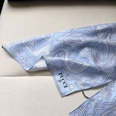 搭链挂脖上衣✨100%重磅斜纹真丝,印有Angoli图案,别致的链环细节巧妙勾勒出挂脖式廓形,柔软褶皱和 搭链挂脖上衣✨100%重磅斜纹真丝,印有Angoli图案,别致的链环细节巧妙勾勒出挂脖式廓形,柔软褶皱和
