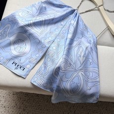 搭链挂脖上衣✨100%重磅斜纹真丝,印有Angoli图案,别致的链环细节巧妙勾勒出挂脖式廓形,柔软褶皱和 搭链挂脖上衣✨100%重磅斜纹真丝,印有Angoli图案,别致的链环细节巧妙勾勒出挂脖式廓形,柔软褶皱和