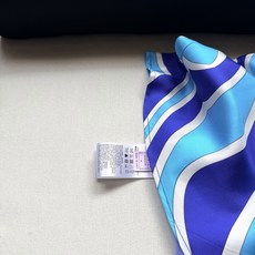 蓝色迷宫吊带✨100%重磅斜纹真丝,饰有不会规则Lue lride蓝色迷宫漩涡随机印花,V领设计 细肩带 蓝色迷宫吊带✨100%重磅斜纹真丝,饰有不会规则Lue lride蓝色迷宫漩涡随机印花,V领设计 细肩带