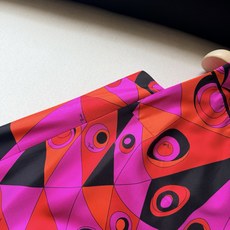 Occhi连衣裙✨100%重磅斜纹真丝、色彩鲜艳的Occhi定位裁剪印花图案,方形领口增添了现代感和时尚 Occhi连衣裙✨100%重磅斜纹真丝、色彩鲜艳的Occhi定位裁剪印花图案,方形领口增添了现代感和时尚