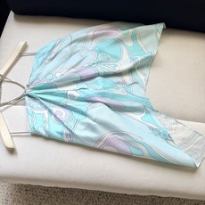 搭链挂脖上衣✨100%重磅斜纹真丝,印有“Orchidee”印花图案,别致的链条细节巧妙勾勒出挂脖式廓形 搭链挂脖上衣✨100%重磅斜纹真丝,印有“Orchidee”印花图案,别致的链条细节巧妙勾勒出挂脖式廓形