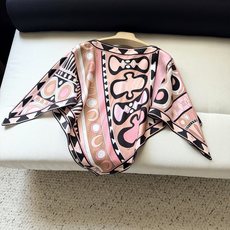 Soleil印花斗篷罩衫✨100%重磅斜纹绸真丝面料,一件结构流畅、以大胆现代的图形节奏贯穿整件服装,船 Soleil印花斗篷罩衫✨100%重磅斜纹绸真丝面料,一件结构流畅、以大胆现代的图形节奏贯穿整件服装,船