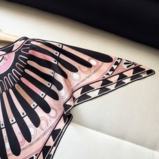 Soleil印花斗篷罩衫✨100%重磅斜纹绸真丝面料,一件结构流畅、以大胆现代的图形节奏贯穿整件服装,船 Soleil印花斗篷罩衫✨100%重磅斜纹绸真丝面料,一件结构流畅、以大胆现代的图形节奏贯穿整件服装,船