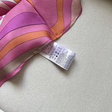 Marmo真丝吊带✨重磅19姆米斜纹真丝,饰有Marmo迷幻漩涡随机印花,V领设计 细肩带,可搭配系列其 Marmo真丝吊带✨重磅19姆米斜纹真丝,饰有Marmo迷幻漩涡随机印花,V领设计 细肩带,可搭配系列其