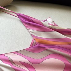 Marmo真丝吊带✨重磅19姆米斜纹真丝,饰有Marmo迷幻漩涡随机印花,V领设计 细肩带,可搭配系列其 Marmo真丝吊带✨重磅19姆米斜纹真丝,饰有Marmo迷幻漩涡随机印花,V领设计 细肩带,可搭配系列其
