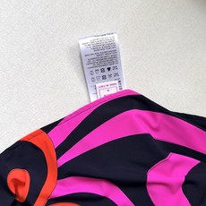 垂褶吊带连衣裙✨来自Passepartout系列,以其充满活力、绚丽多彩的印花和奢华的时尚设计而闻名,这 垂褶吊带连衣裙✨来自Passepartout系列,以其充满活力、绚丽多彩的印花和奢华的时尚设计而闻名,这