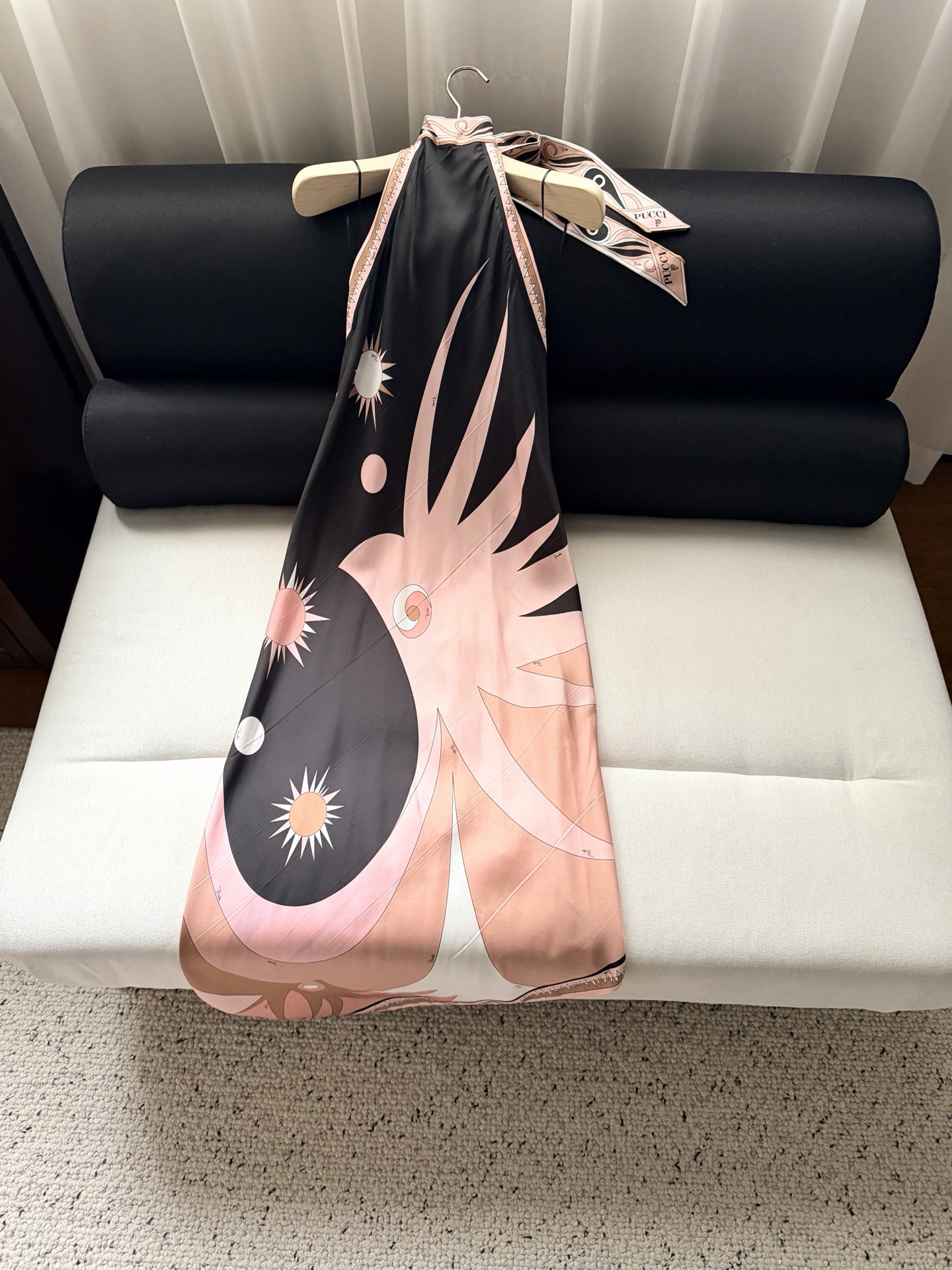 Stella真丝连衣裙✨典藏的“Stella”图案定位印花，这条Stella printed连衣裙采用丝