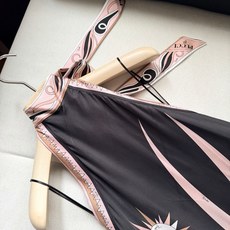 Stella真丝连衣裙✨典藏的“Stella”图案定位印花,这条Stella printed连衣裙采用丝 Stella真丝连衣裙✨典藏的“Stella”图案定位印花,这条Stella printed连衣裙采用丝