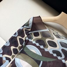 薄纱透视上衣✨典藏的“Vivara”漩涡图案环绕印花,薄纱罩衫式上衣,轻盈有弹力的网布制成 修身裁剪,设 薄纱透视上衣✨典藏的“Vivara”漩涡图案环绕印花,薄纱罩衫式上衣,轻盈有弹力的网布制成 修身裁剪,设