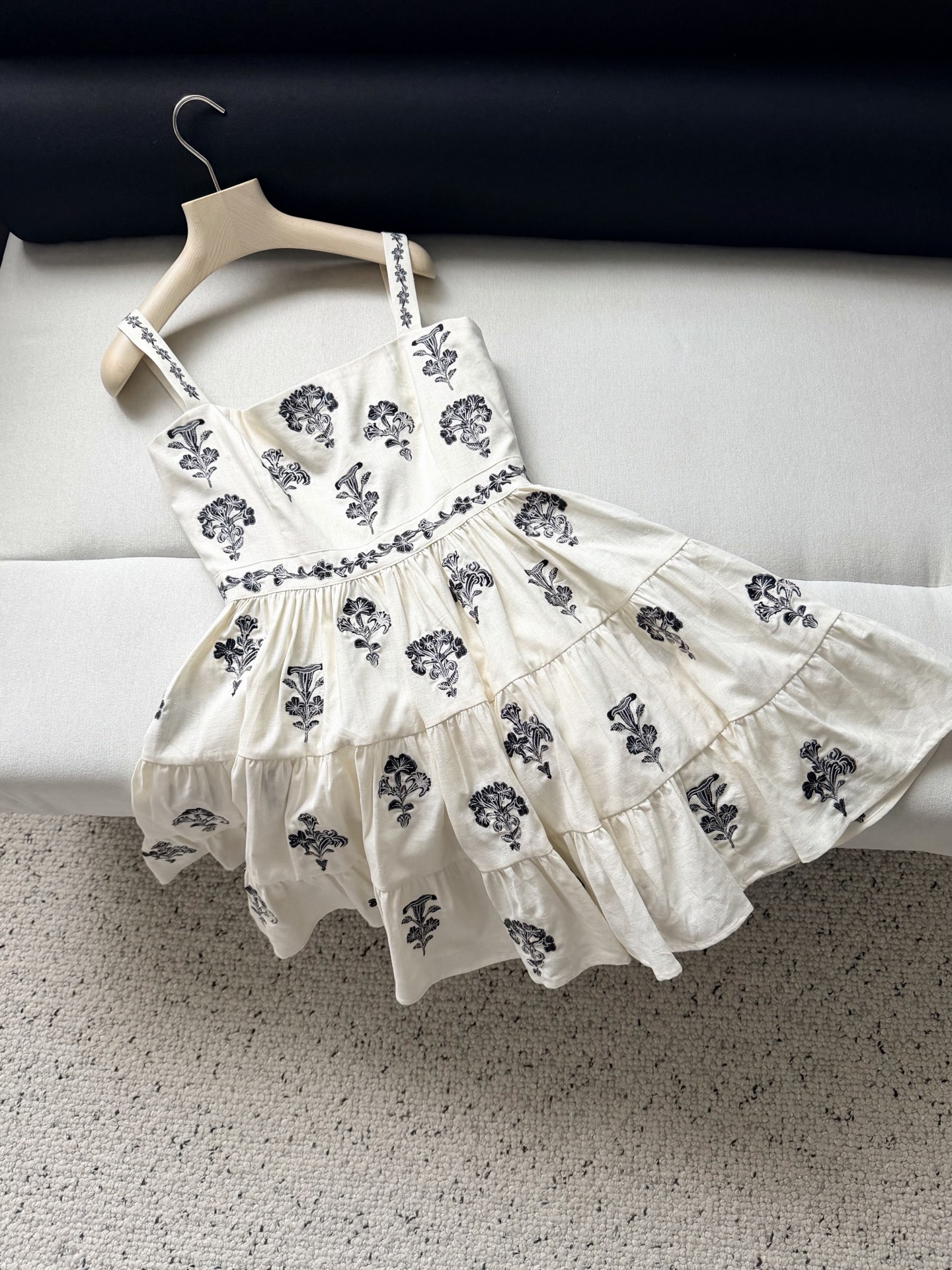 绣花吊带连衣裙✨这款Lima Tiered Embroidered连衣裙采用亚麻面料制成，通体绣满精美花