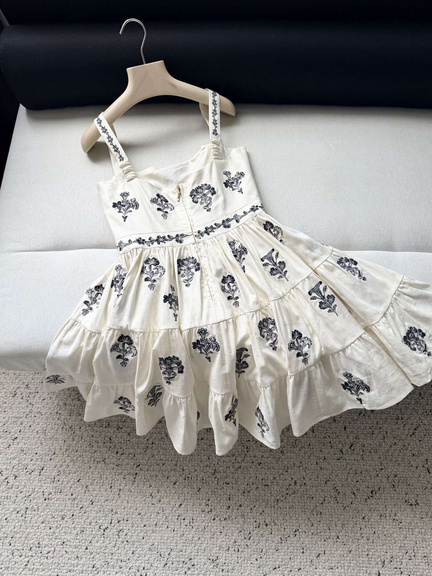 绣花吊带连衣裙✨这款Lima Tiered Embroidered连衣裙采用亚麻面料制成，通体绣满精美花