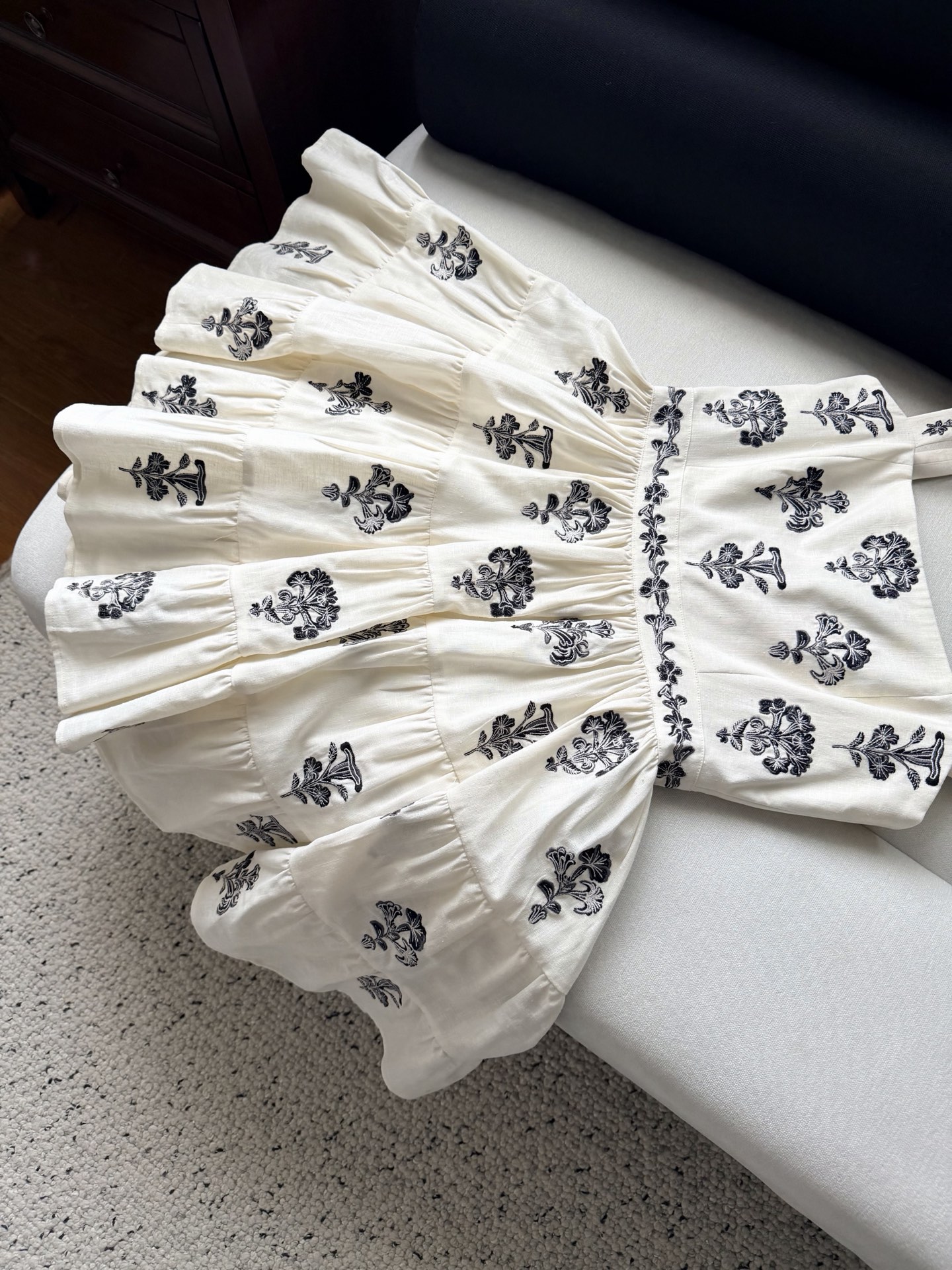 绣花吊带连衣裙✨这款Lima Tiered Embroidered连衣裙采用亚麻面料制成，通体绣满精美花