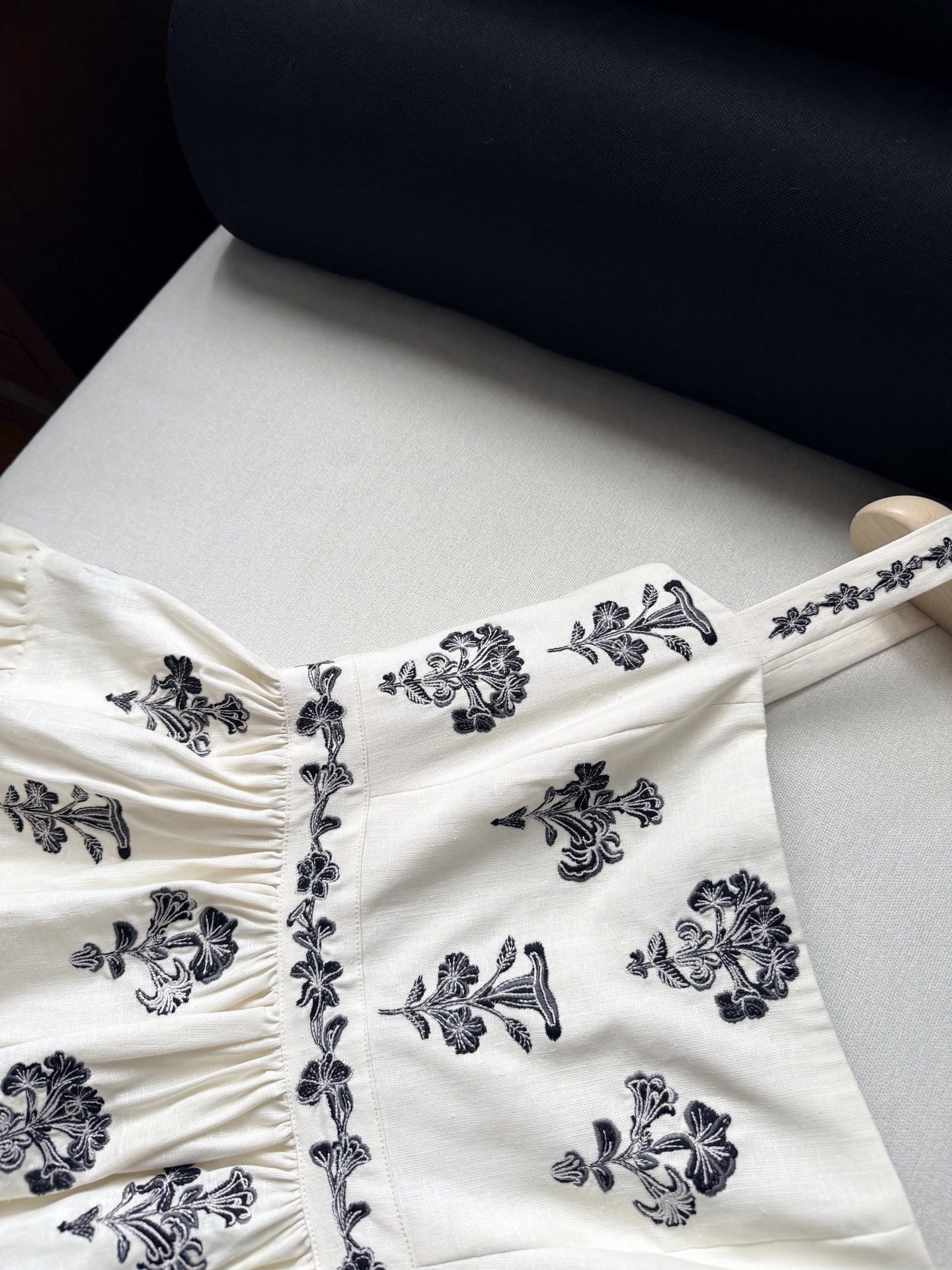 绣花吊带连衣裙✨这款Lima Tiered Embroidered连衣裙采用亚麻面料制成，通体绣满精美花
