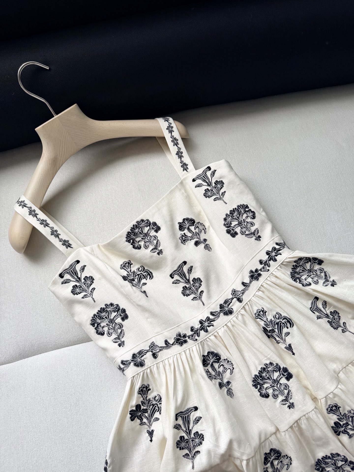 绣花吊带连衣裙✨这款Lima Tiered Embroidered连衣裙采用亚麻面料制成，通体绣满精美花