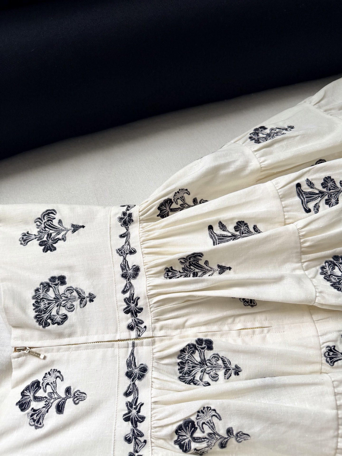 绣花吊带连衣裙✨这款Lima Tiered Embroidered连衣裙采用亚麻面料制成，通体绣满精美花