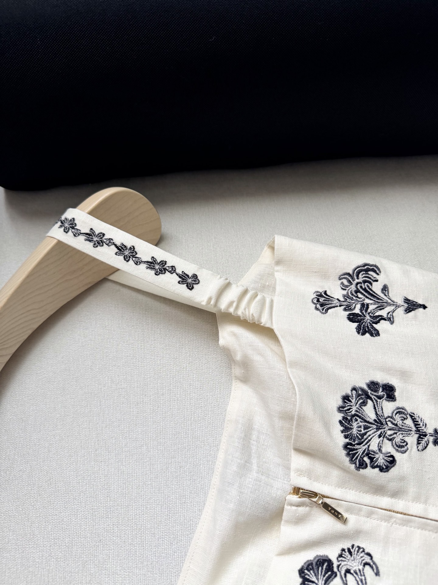 绣花吊带连衣裙✨这款Lima Tiered Embroidered连衣裙采用亚麻面料制成，通体绣满精美花
