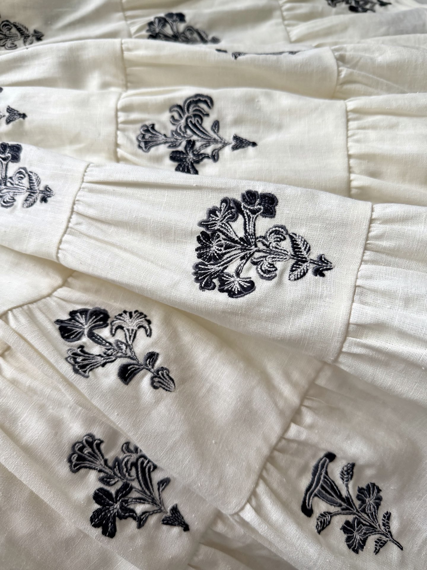 绣花吊带连衣裙✨这款Lima Tiered Embroidered连衣裙采用亚麻面料制成，通体绣满精美花