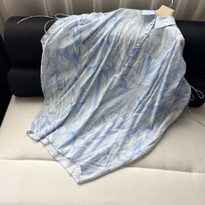 褶饰袖连衣裙✨采用轻盈100%高支棉质面料制成,质地轻盈舒适,自然而精准地诠释了Manuba印花,经典领 褶饰袖连衣裙✨采用轻盈100%高支棉质面料制成,质地轻盈舒适,自然而精准地诠释了Manuba印花,经典领
