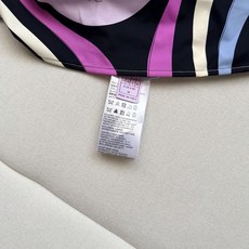 垂褶吊带连衣裙✨以其Marmo-Print以其充满活力、绚丽多彩的印花和奢华的时尚设计而闻名,这款弹力针 垂褶吊带连衣裙✨以其Marmo-Print以其充满活力、绚丽多彩的印花和奢华的时尚设计而闻名,这款弹力针