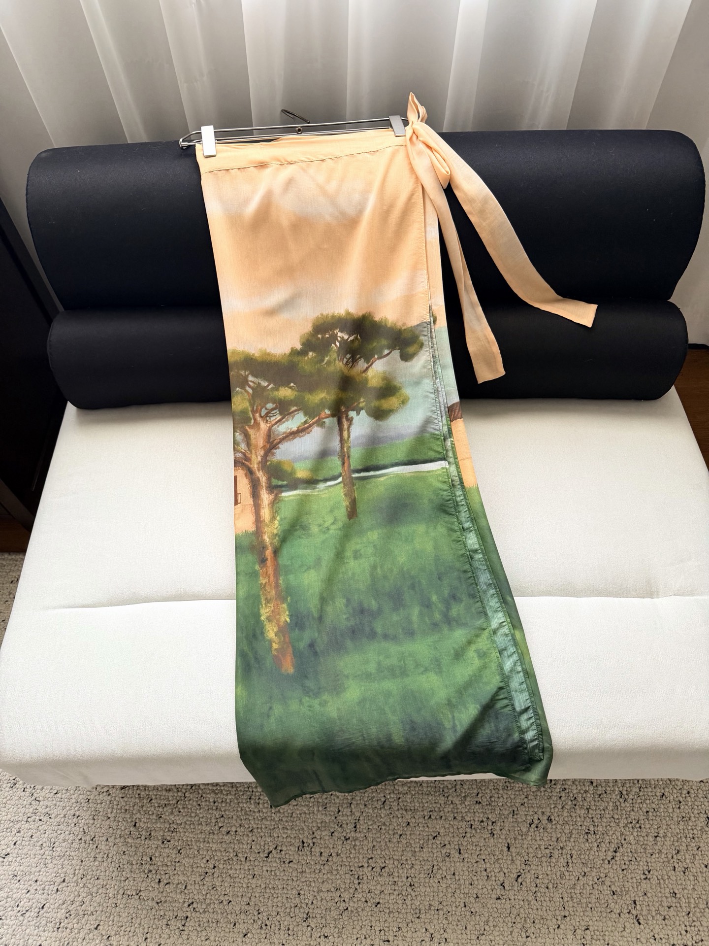 风景图案纱笼✨30%真丝、70%棉 轻盈质地，无弹力平纹织物，定位图案印花，采用环绕式系带设计，感觉既放