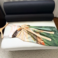 风景图案纱笼✨30%真丝、70%棉 轻盈质地,无弹力平纹织物,定位图案印花,采用环绕式系带设计,感觉既放 风景图案纱笼✨30%真丝、70%棉 轻盈质地,无弹力平纹织物,定位图案印花,采用环绕式系带设计,感觉既放