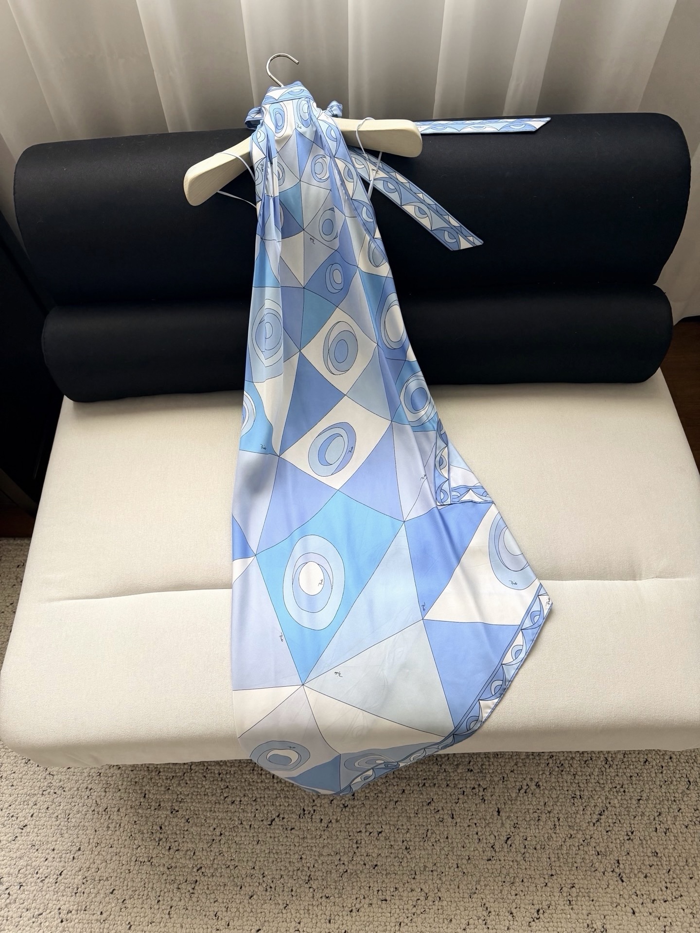 真丝连衣裙✨浅蓝色的“Occhi”图案印花，为表面注入了精致且现代的节奏，100%重磅丝绸斜纹布制成，采
