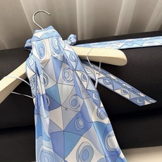 真丝连衣裙✨浅蓝色的“Occhi”图案印花,为表面注入了精致且现代的节奏,100%重磅丝绸斜纹布制成,采 真丝连衣裙✨浅蓝色的“Occhi”图案印花,为表面注入了精致且现代的节奏,100%重磅丝绸斜纹布制成,采