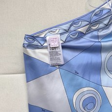 真丝连衣裙✨浅蓝色的“Occhi”图案印花,为表面注入了精致且现代的节奏,100%重磅丝绸斜纹布制成,采 真丝连衣裙✨浅蓝色的“Occhi”图案印花,为表面注入了精致且现代的节奏,100%重磅丝绸斜纹布制成,采