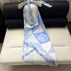 真丝连衣裙✨浅蓝色的“Occhi”图案印花,为表面注入了精致且现代的节奏,100%重磅丝绸斜纹布制成,采 真丝连衣裙✨浅蓝色的“Occhi”图案印花,为表面注入了精致且现代的节奏,100%重磅丝绸斜纹布制成,采