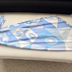 真丝连衣裙✨浅蓝色的“Occhi”图案印花,为表面注入了精致且现代的节奏,100%重磅丝绸斜纹布制成,采 真丝连衣裙✨浅蓝色的“Occhi”图案印花,为表面注入了精致且现代的节奏,100%重磅丝绸斜纹布制成,采
