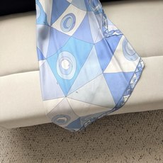 真丝连衣裙✨浅蓝色的“Occhi”图案印花,为表面注入了精致且现代的节奏,100%重磅丝绸斜纹布制成,采 真丝连衣裙✨浅蓝色的“Occhi”图案印花,为表面注入了精致且现代的节奏,100%重磅丝绸斜纹布制成,采