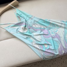 Orchidee连衣裙✨来自Passepartout系列,以其充满活力、绚丽多彩的印花和奢华的时尚设计而 Orchidee连衣裙✨来自Passepartout系列,以其充满活力、绚丽多彩的印花和奢华的时尚设计而