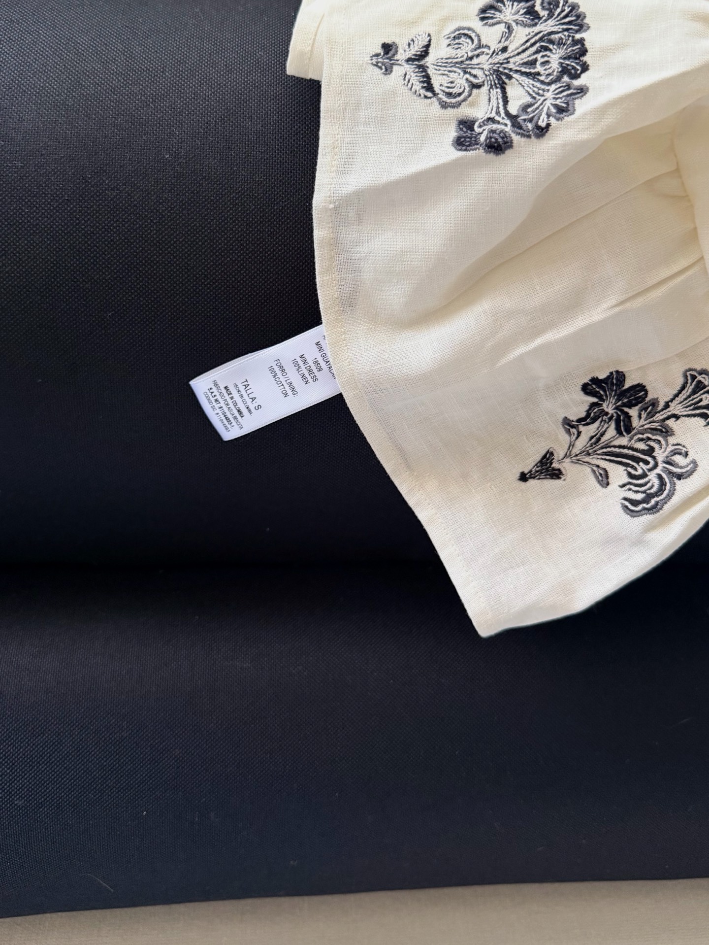 绣花吊带连衣裙✨这款Lima Tiered Embroidered连衣裙采用亚麻面料制成，通体绣满精美花