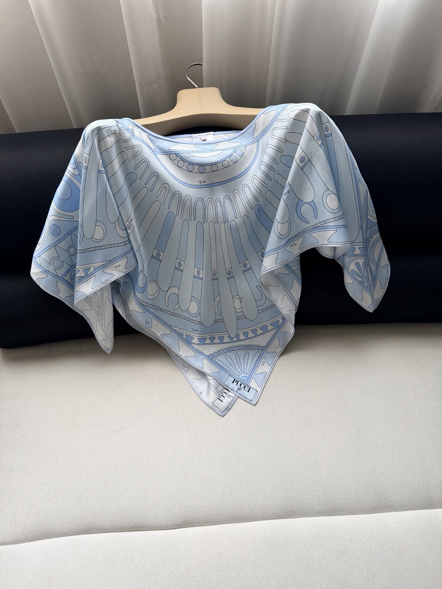 Angoli印花斗篷罩衫✨100%重磅斜纹绸真丝面料，一件结构流畅、以Angoli图案印花，整体兼具地中