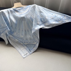 Angoli印花斗篷罩衫✨100%重磅斜纹绸真丝面料,一件结构流畅、以Angoli图案印花,整体兼具地中 Angoli印花斗篷罩衫✨100%重磅斜纹绸真丝面料,一件结构流畅、以Angoli图案印花,整体兼具地中