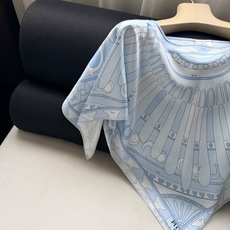 Angoli印花斗篷罩衫✨100%重磅斜纹绸真丝面料,一件结构流畅、以Angoli图案印花,整体兼具地中 Angoli印花斗篷罩衫✨100%重磅斜纹绸真丝面料,一件结构流畅、以Angoli图案印花,整体兼具地中