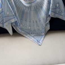 Angoli印花斗篷罩衫✨100%重磅斜纹绸真丝面料,一件结构流畅、以Angoli图案印花,整体兼具地中 Angoli印花斗篷罩衫✨100%重磅斜纹绸真丝面料,一件结构流畅、以Angoli图案印花,整体兼具地中
