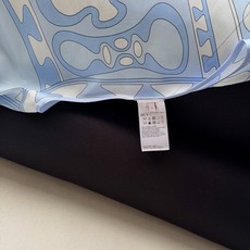 Angoli印花斗篷罩衫✨100%重磅斜纹绸真丝面料,一件结构流畅、以Angoli图案印花,整体兼具地中 Angoli印花斗篷罩衫✨100%重磅斜纹绸真丝面料,一件结构流畅、以Angoli图案印花,整体兼具地中