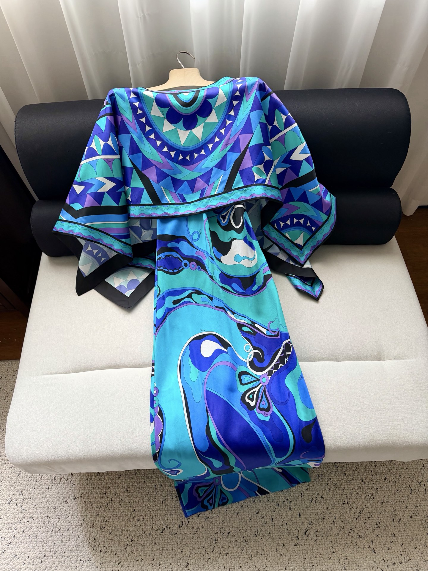 斗篷两件套装连衣裙✨一套出售不拆分、100%斜纹绸真丝、全身标志性几何漩涡印花，配有可拆卸斗篷细节，披风