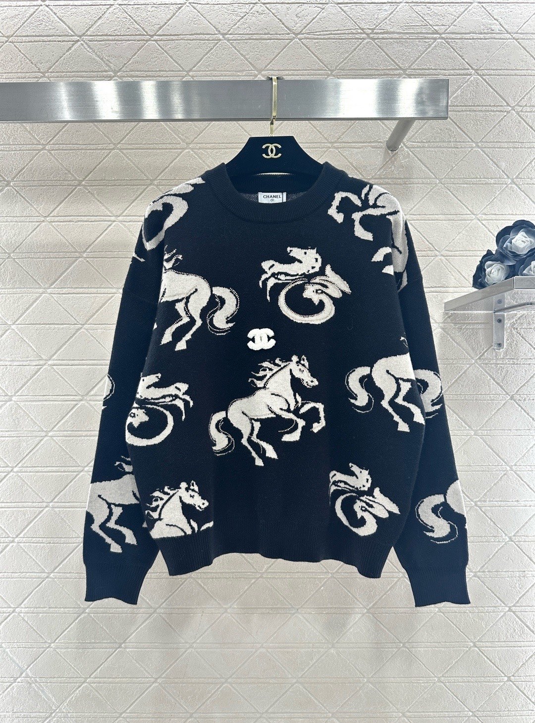 NO:694460,Chanel's Year of the Horse red sweater, red background + white horse jacquard, full of festive atmosphere, round neck and loose fit, soft and skin-friendly knitted fabric, super comfortable to wear in autumn and winter, the elements of the Year of the Horse imply auspiciousness, very ceremonial to wear in the year of your zodiac or the New Year, it goes well with jeans and skirts, it can be easily used in parties and festivals, it is festive and advanced!  Code number SML,,chanel,chanel,skirts,jeans,sweaters,19860909Chanel香奈儿马年红色毛衣,正红底色+白色骏马提花,节日氛围感拉满,圆领宽松版型,针织面料柔软亲肤,秋冬穿超舒服,马年元素寓意吉祥,本命年或新年穿超有仪式感,搭配牛仔裤、半裙都很出彩,聚会、节日场合都能轻松驾驭,喜庆又高级！ 码数SML,,chanel,chanel,skirts,jeans,sweaters,,Women's clothing