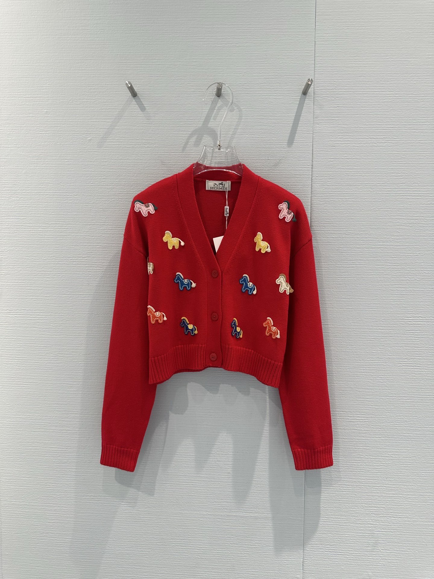 NO:728798,Hermès colorful pony embroidered knitted cardigan. This knitted cardigan comes in red, white and black. The soft fabric is super comfortable. It has a V-neck + short design. When paired with high-waisted bottoms, it shows off your body proportions. The butterfly embroidery on the body is super vibrant and the details are perfect. It is just right for spring and autumn. It is warm and breathable. It can be easily used for daily commuting and leisure. It looks great with jeans or a skirt!  Code numberSML,,hermes,skirts,jeans,19860909爱马仕彩色小马刺绣针织开衫,这款针织开衫有红、白、黑三色,柔软面料超舒适,V领+短款设计,搭配高腰下装超显身材比例,衣身蝴蝶刺绣超有活力,细节满分,春秋季节穿刚刚好,保暖又透气,日常通勤、休闲都能轻松驾驭,配牛仔裤或半身裙都很出彩哦！码数SML,,hermes,skirts,jeans,,Women's clothing