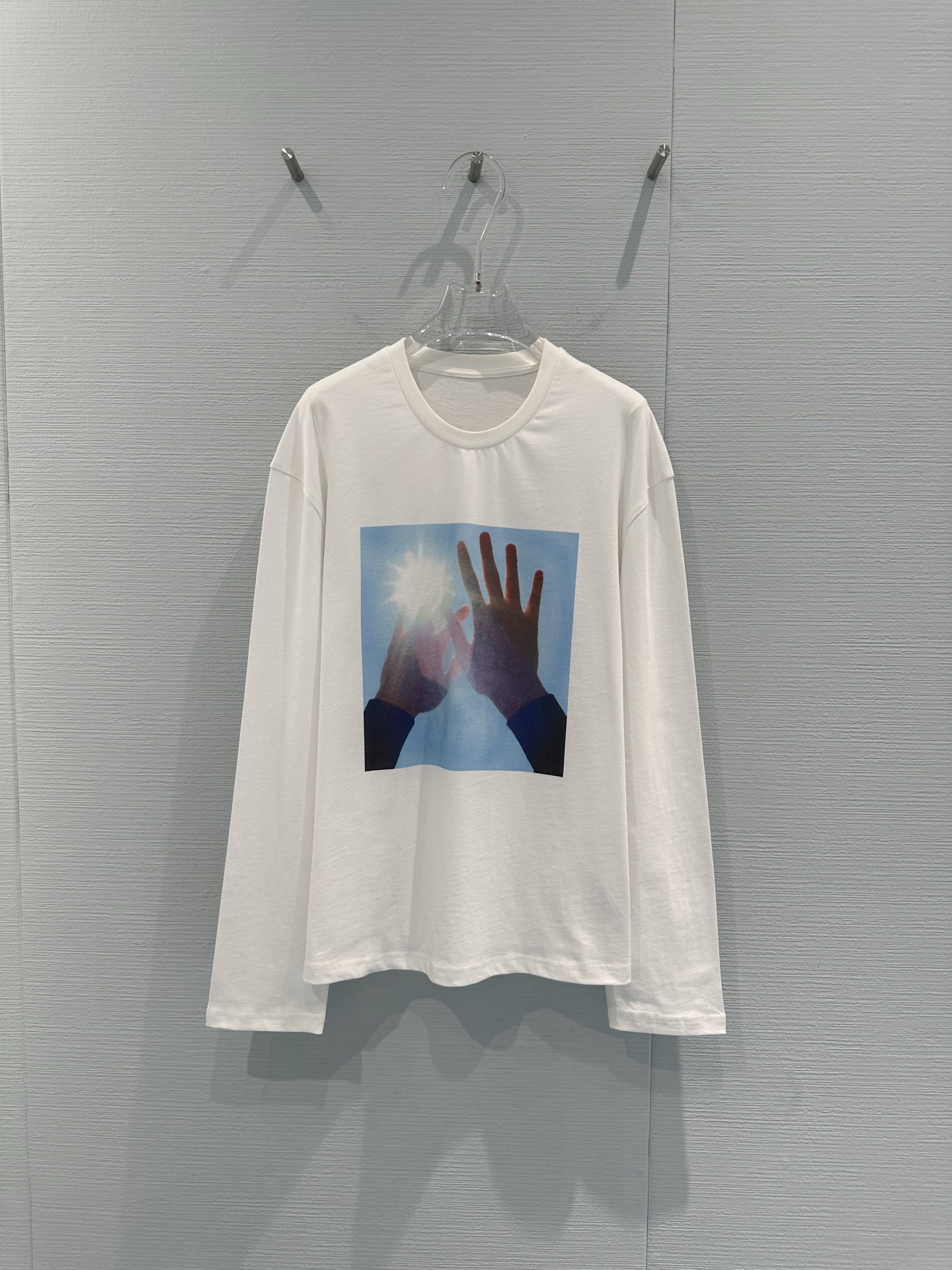 NO:728807,Jil Sander SS26 series long-sleeved T-shirt, made of 260g heavyweight pure cotton, soft and breathable, super comfortable to wear, white main color + front hand pattern, full of artistic sense, highly recognizable, Oversize version, easy for both men and women to control, suitable for daily casual or trendy wear, simple design + high quality, a must-have for minimalist style lovers!  Code number SML,,jil sander,versace,tees,t-shirt,19860909Jil Sander SS26系列长袖T恤,采用260g重磅纯棉,柔软透气,穿着超舒适,白色主色+正面手部图案,艺术感满满,辨识度超高,Oversize版型,男女都能轻松驾驭,日常休闲或潮流穿搭都很OK,简约设计+高品质,极简风爱好者必入！码数SML,,jil sander,versace,tees，t-shirt,,Women's clothing