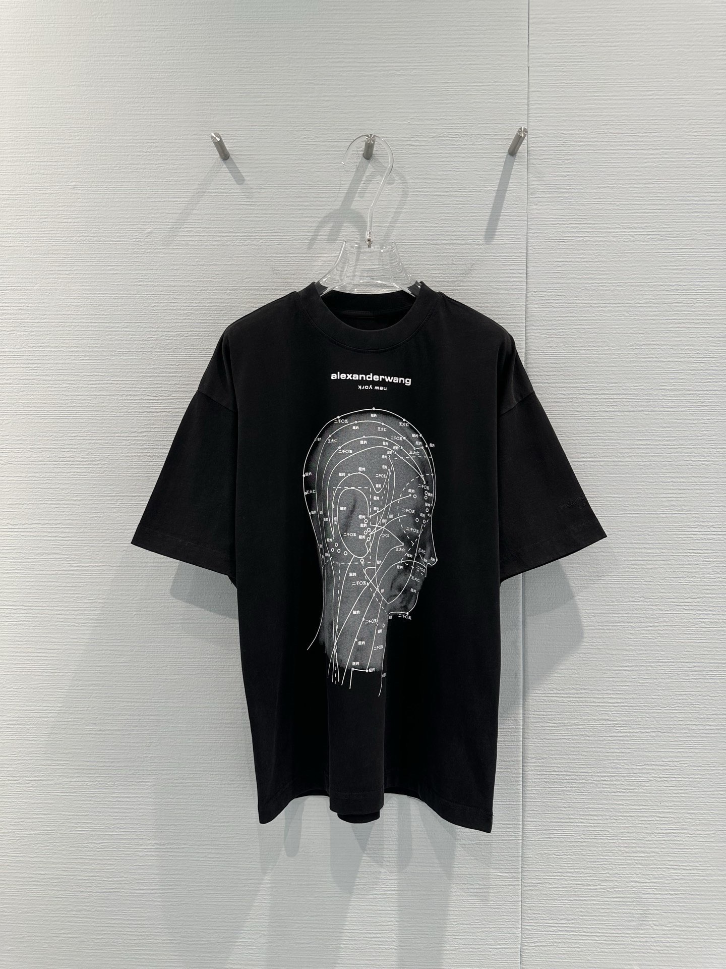 NO:728824,Alexander Wang spring and summer 26 series map printed T-shirt, pure white background + red map outline on the chest, highly recognizable, embellished with brand logo and 'spring 2026' words, perfect details, loose Oversize version, same style for men and women, easily create a casual street style, very stylish whether worn alone or layered, it is a highlight item for daily wear!  Code number SML,,versace,tees,t-shirt,19860909Alexander Wang春夏26系列地图印花T恤,纯白底色+胸前红色地图轮廓,辨识度超高,品牌logo和“spring 2026”字样点缀,细节满分,宽松Oversize版型,男女同款,轻松打造街头随性风,无论单穿还是内搭都很有型,是日常穿搭的亮点单品！码数SML,,versace,tees，t-shirt,,Women's clothing