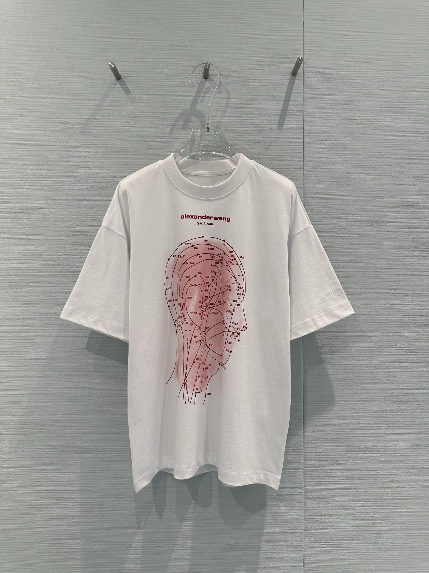 NO:728839,Alexander Wang spring and summer 26 series map printed T-shirt, pure white background + red map outline on the chest, highly recognizable, embellished with brand logo and 'spring 2026' words, perfect details, loose Oversize version, same style for men and women, easily create a casual street style, very stylish whether worn alone or layered, it is a highlight item for daily wear!  Code number SML,,versace,tees,t-shirt,19860909Alexander Wang春夏26系列地图印花T恤,纯白底色+胸前红色地图轮廓,辨识度超高,品牌logo和“spring 2026”字样点缀,细节满分,宽松Oversize版型,男女同款,轻松打造街头随性风,无论单穿还是内搭都很有型,是日常穿搭的亮点单品！码数SML,,versace,tees，t-shirt,,Women's clothing