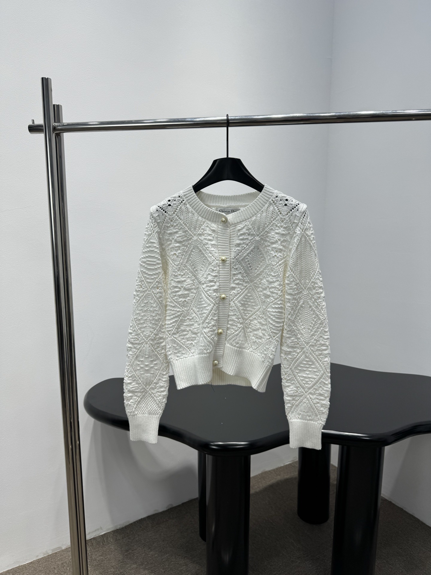 NO:735657,Dior white diamond knitted cardigan, this white diamond knitted cardigan, soft knitted fabric, classic diamond texture + pearl buttons, simple and elegant, round neck design, ribbed cuffs and hem, fit and comfortable, can be worn alone or layered with shirts and dresses in spring and autumn, suitable for commuting and leisure, easily create a gentle and intellectual style!  Size SML,,dior,skirts,shirts,19860909Dior白色菱格针织开衫,这款白色菱格针织开衫,柔软针织面料,经典菱格纹理+珍珠纽扣,简约优雅,圆领设计,袖口和下摆罗纹收口,贴合又舒适,春秋季节可单穿或叠搭衬衫、连衣裙,通勤休闲都很适合,轻松打造温柔知性风！码数SML,,dior,skirts,shirts,,Women's clothing