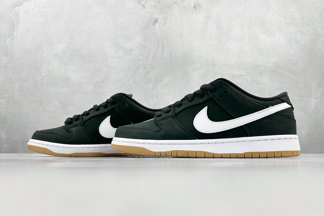 A NIKE SB Dunk Low Black and White Rubber CD2563-001