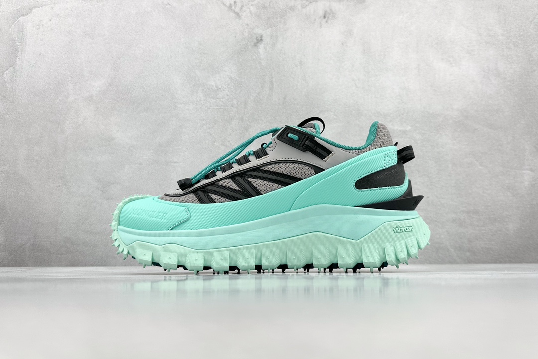 NO:272897,Terminal store OK Moncler Trailgrip Gore-Tex Cross-country Travel Series Low-top Thick Sole Lightweight Outdoor Mountaineering Sports Shoes Mengkele MONCLER TRAILGRIP Shoes New Season Series Avant-garde design collision and practical technology, light fabrics are not afraid of hot summer, Trailgrip sneakers are unveiled as a new autumn and winter work of Mengkele Moncler, integrating the brand mountain genes and using cutting-edge technology to conquer complex terrain in the wild. The eye-catching tread design is paired with curved rubber toe to ensure durability and provide efficient protection for mountain adventure and urban excursion. The 1923 Spring and Summer Series will launch a new color scheme based on existing practicality and use lighter materials. Size 35-46  Code RO5161, Moncler, Moncler, Sneakers19860909终端放店 OK Moncler Trailgrip Gore-Tex 蒙口越野旅行系列低帮厚底轻量户外登山运动鞋 盟可睐MONCLER TRAILGRIP鞋履新季系列 前卫设计碰撞实用科技,轻盈面料无惧炎热夏季,Trailgrip运动鞋作为盟可睐Moncler的秋冬新作横空出世,融蕴品牌山地基因,运用科技前沿技术,征服野外复杂地形.醒目的胎纹设计搭配弧形橡胶鞋头,确保经久耐穿,为山野探险与都市畅游提供高效防护.Trailgrip 1923春夏系列将在既有的实用性基础之上,推出全新配色,并采用更轻材质. 尺码35-46 编码RO5161,,Moncler,Moncler,sneakers,Men's shoes